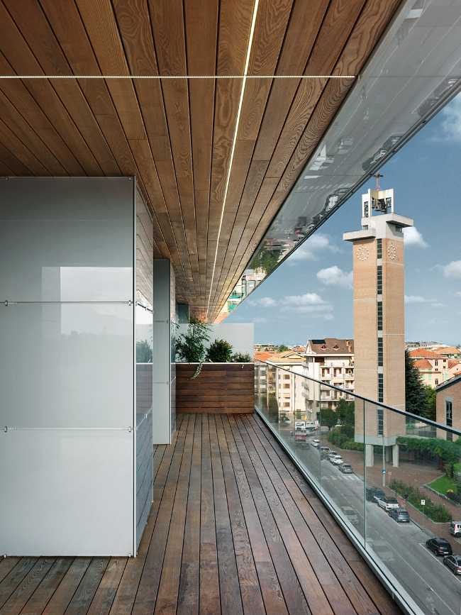 L'édifice F5 de Cuneo. Des lignes épurées et des garde-corps en verre encadrent l'arc alpin