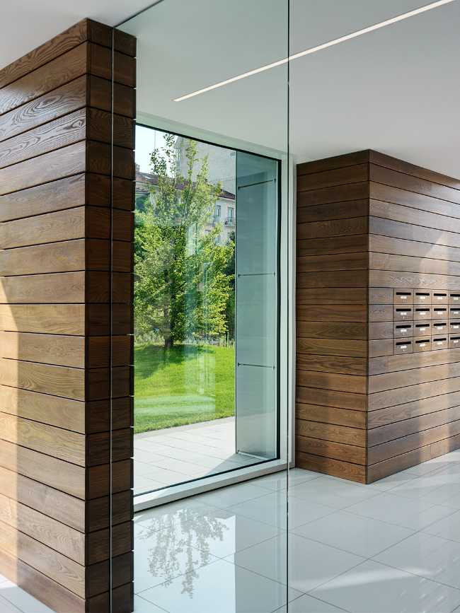 L'édifice F5 de Cuneo. Des lignes épurées et des garde-corps en verre encadrent l'arc alpin