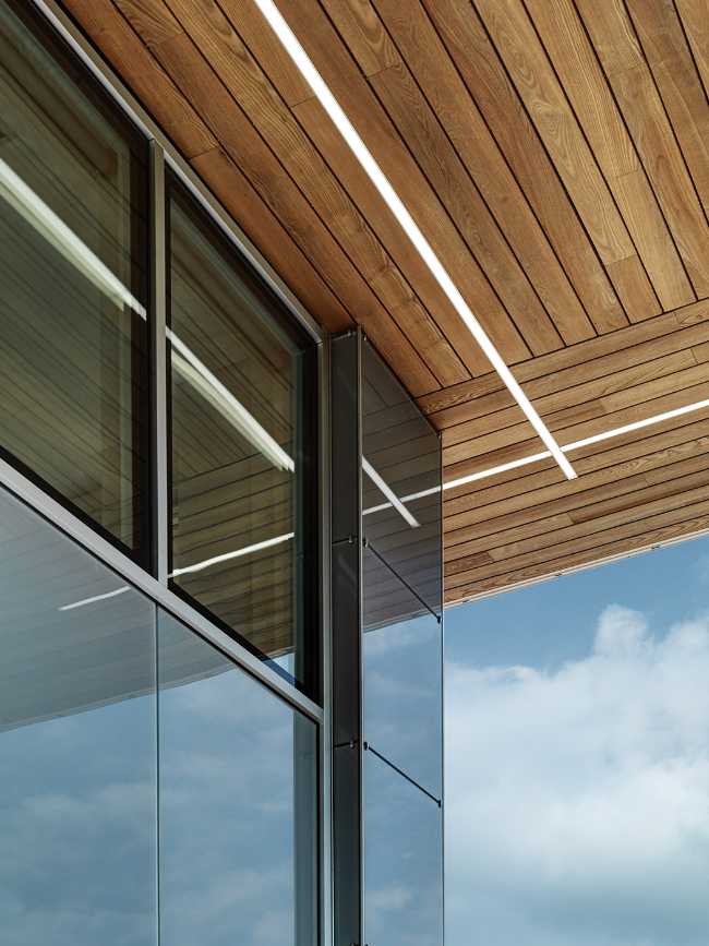 L'édifice F5 de Cuneo. Des lignes épurées et des garde-corps en verre encadrent l'arc alpin