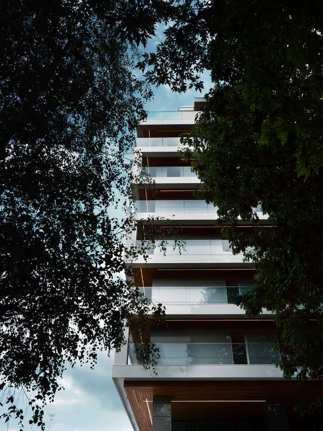 L'édifice F5 de Cuneo. Des lignes épurées et des garde-corps en verre encadrent l'arc alpin