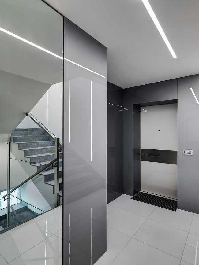 L'édifice F5 de Cuneo. Des lignes épurées et des garde-corps en verre encadrent l'arc alpin