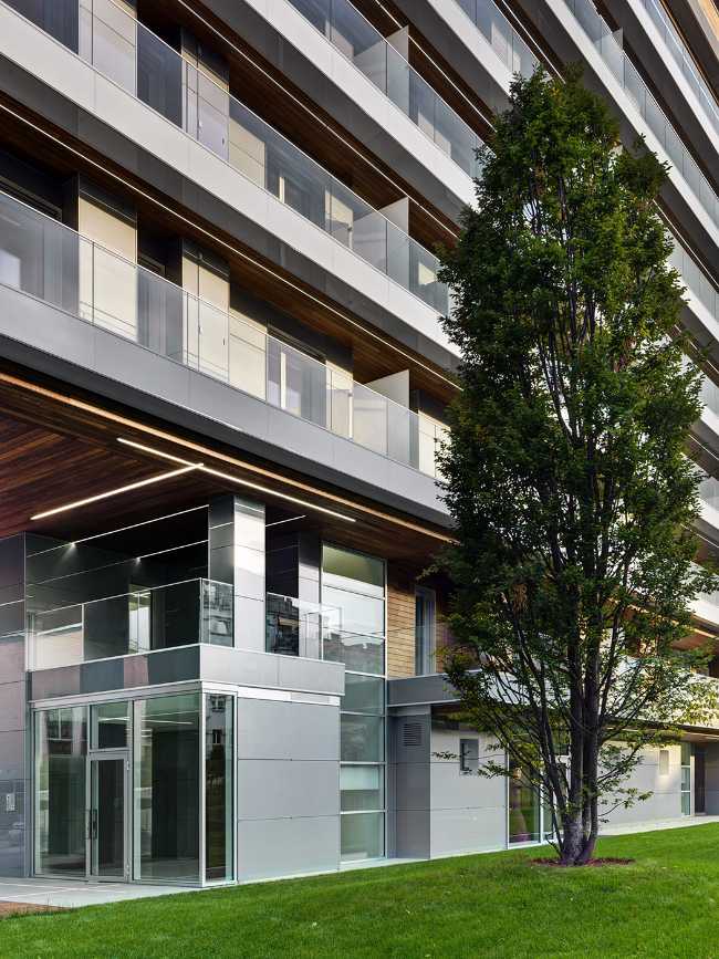 L'édifice F5 de Cuneo. Des lignes épurées et des garde-corps en verre encadrent l'arc alpin