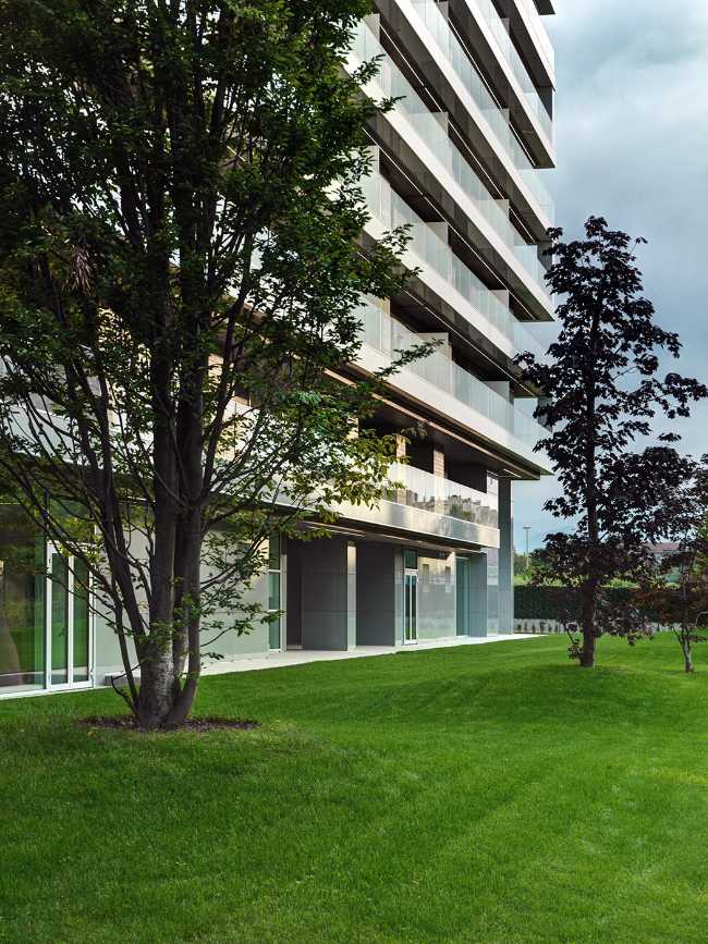 L'édifice F5 de Cuneo. Des lignes épurées et des garde-corps en verre encadrent l'arc alpin