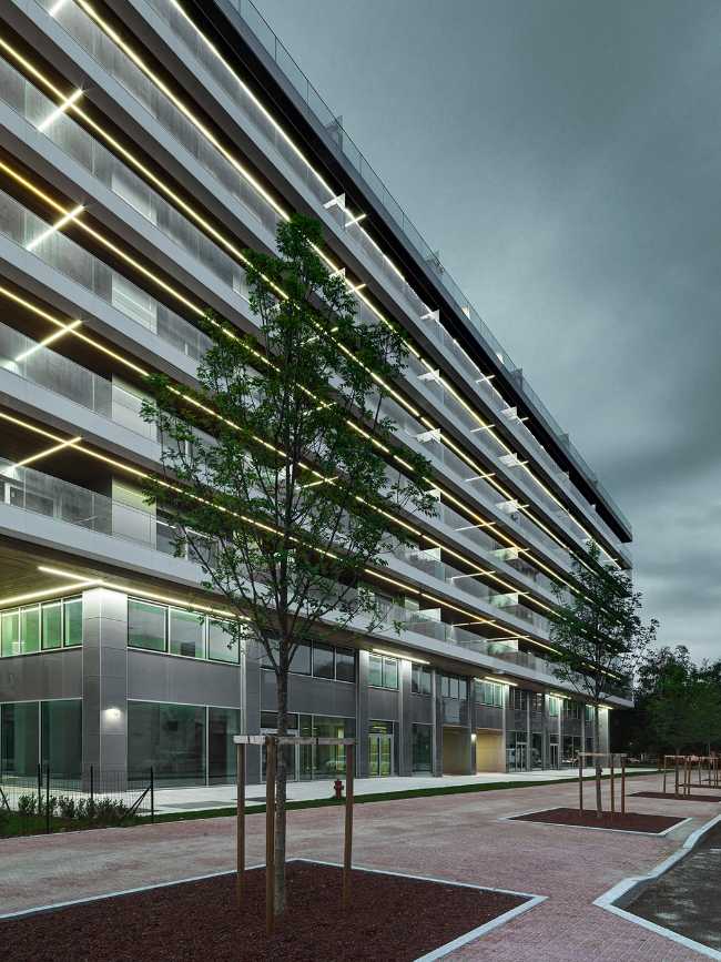 L'édifice F5 de Cuneo. Des lignes épurées et des garde-corps en verre encadrent l'arc alpin