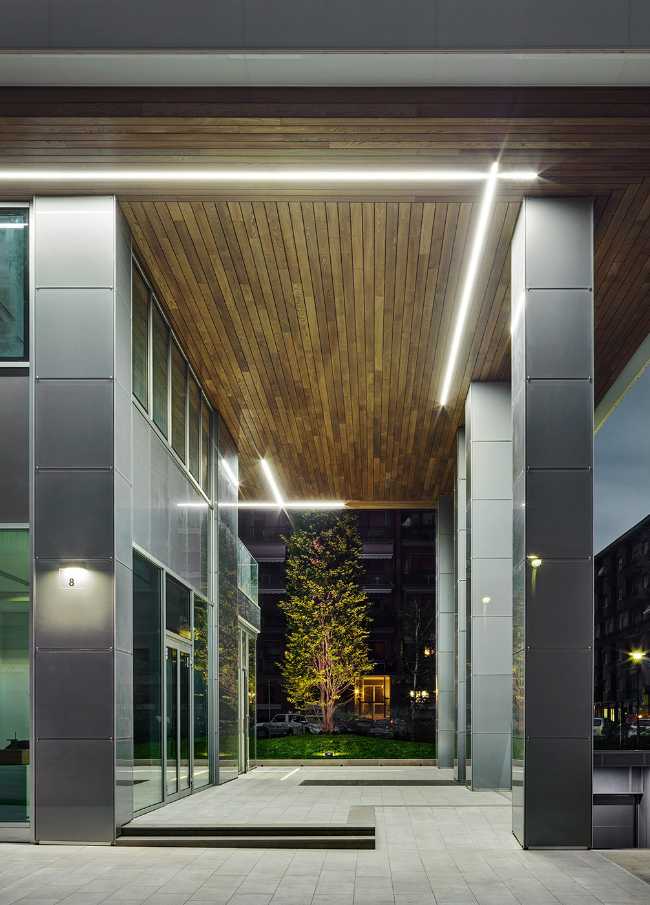 L'édifice F5 de Cuneo. Des lignes épurées et des garde-corps en verre encadrent l'arc alpin