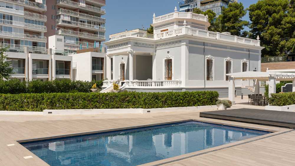villa swimming pool Italian garden