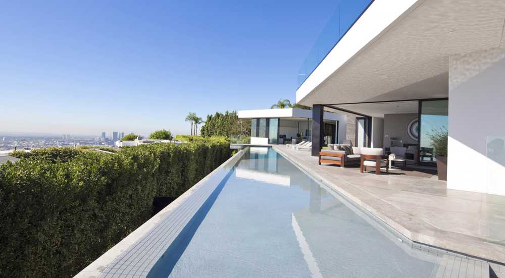 Infinity pool for a luxurious residence in Los Angeles