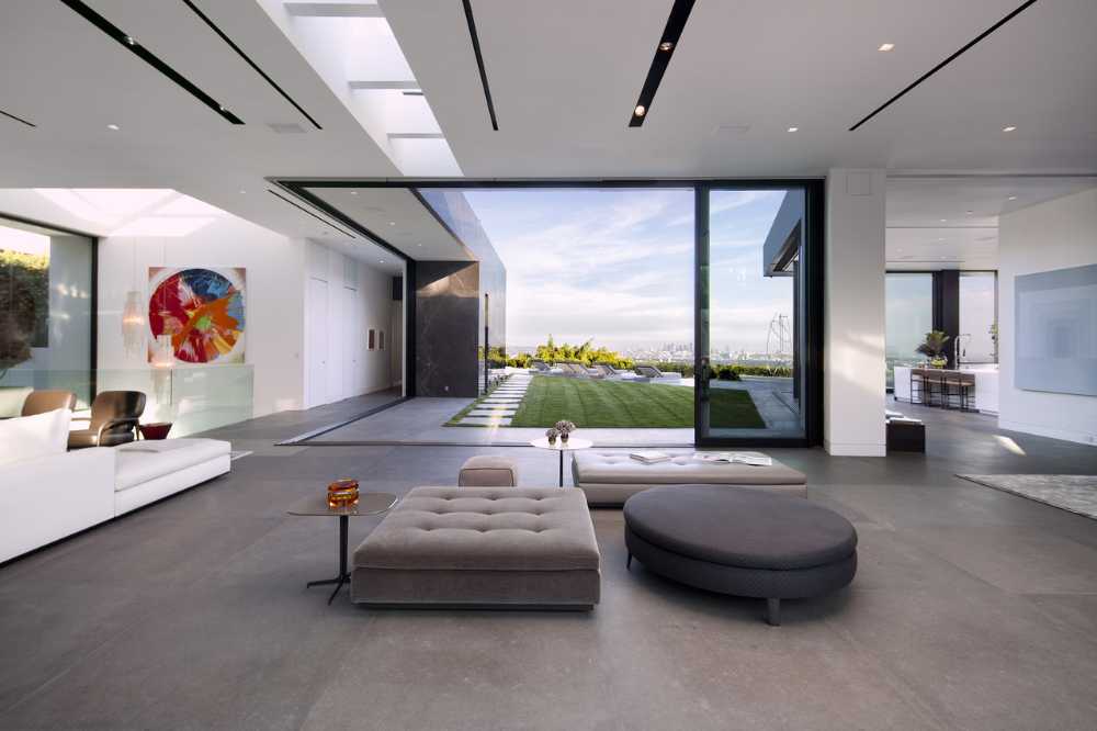 Infinity pool for a luxurious residence in Los Angeles