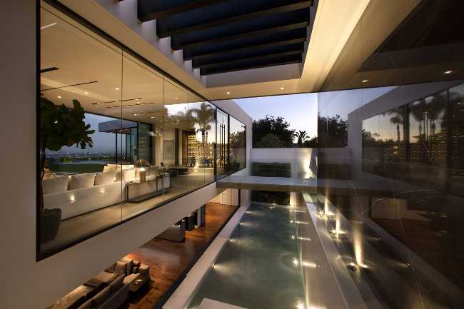 Infinity pool for a luxurious residence in Los Angeles