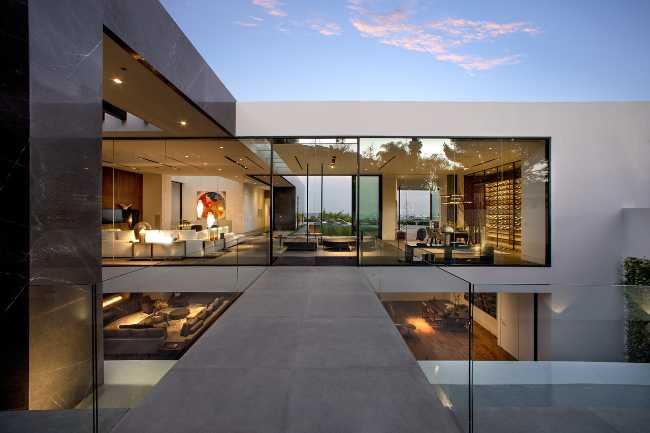 Infinity pool for a luxurious residence in Los Angeles