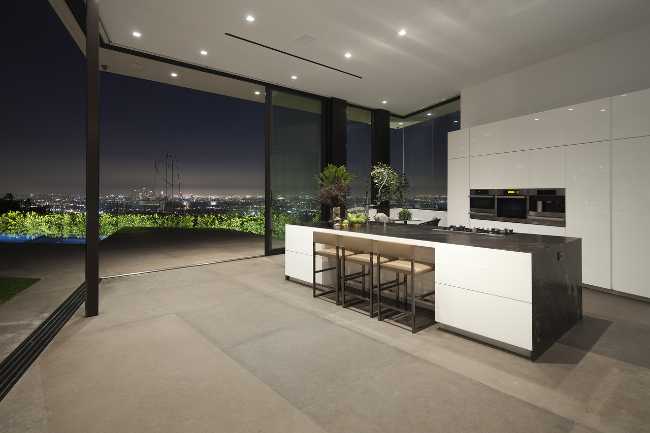 Infinity pool for a luxurious residence in Los Angeles