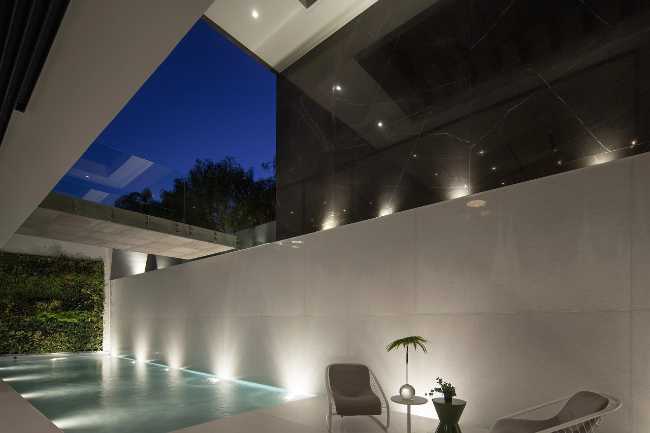 Infinity pool for a luxurious residence in Los Angeles