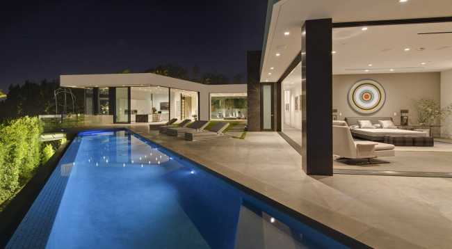 Infinity pool for a luxurious residence in Los Angeles