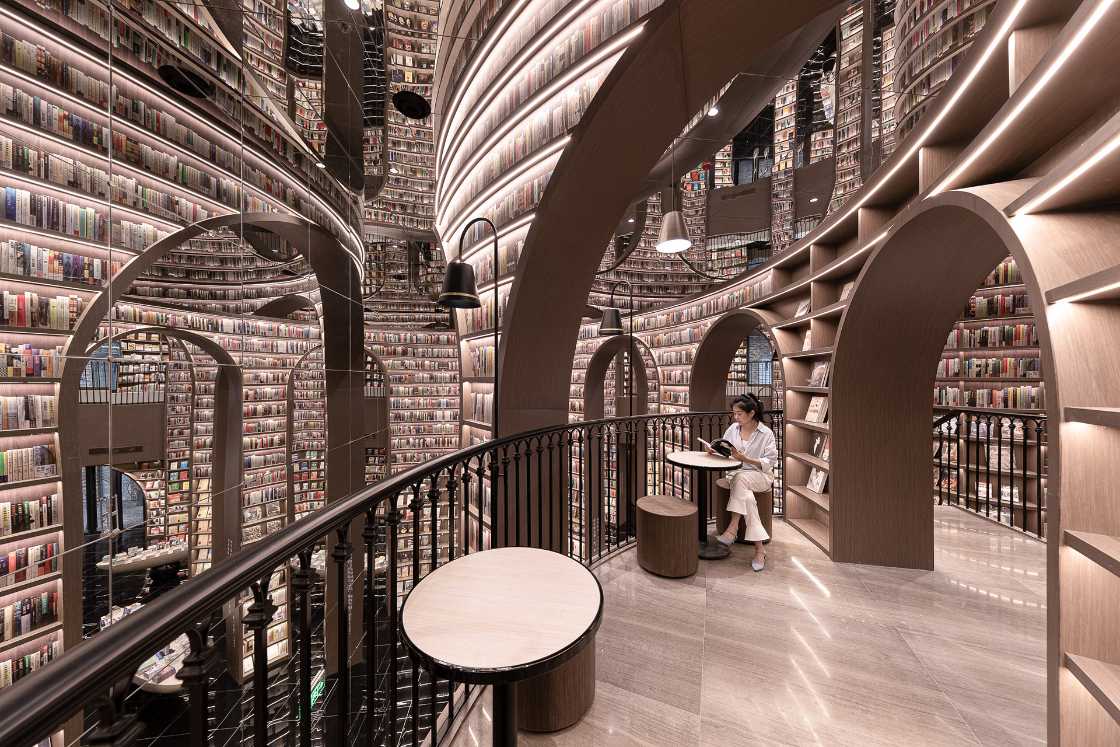 Libreria come una foresta di Bambù in Cina. Intreccio degli scaffali come  una muraglia costruita con la cultura storica