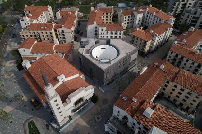 art center structure concrete blocks amphitheater circular opening