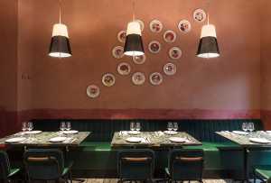 Sala RŎST in Milan, plates on the wall color marsala