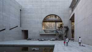centro cultural patio cemento
