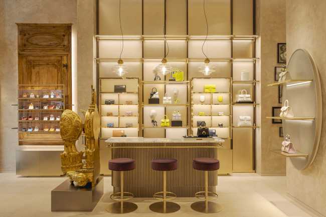 Exhibitors shop Delvaux Paris