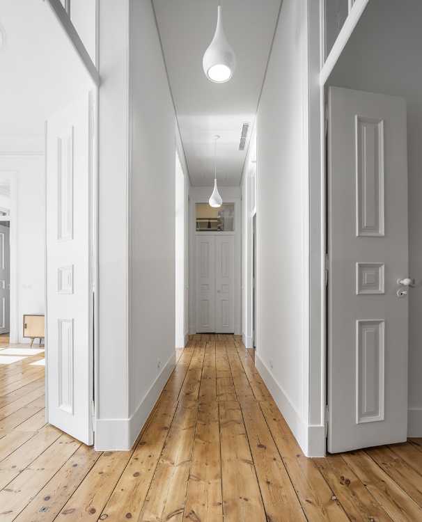 Corridor with white walls and parquet