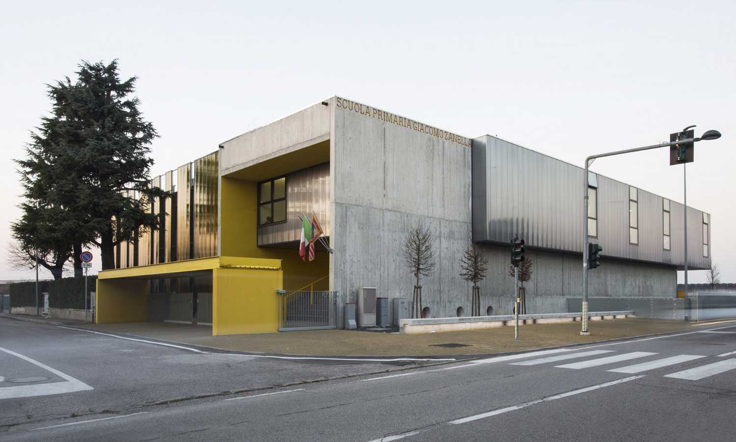 Reconstruction for an elementary school. Polycarbonate facade and colorful interiors