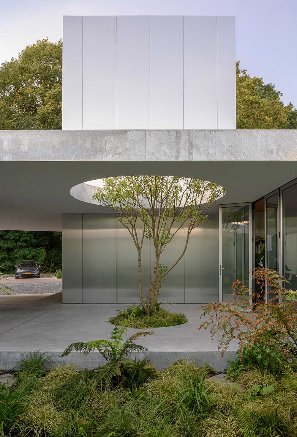 Villa located between the interior and exterior. Alternating open and closed volumes to maximize visual interaction