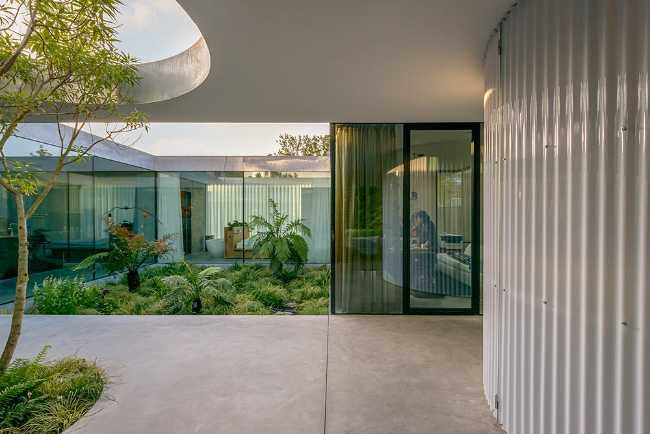 Villa located between the interior and exterior. Alternating open and closed volumes to maximize visual interaction