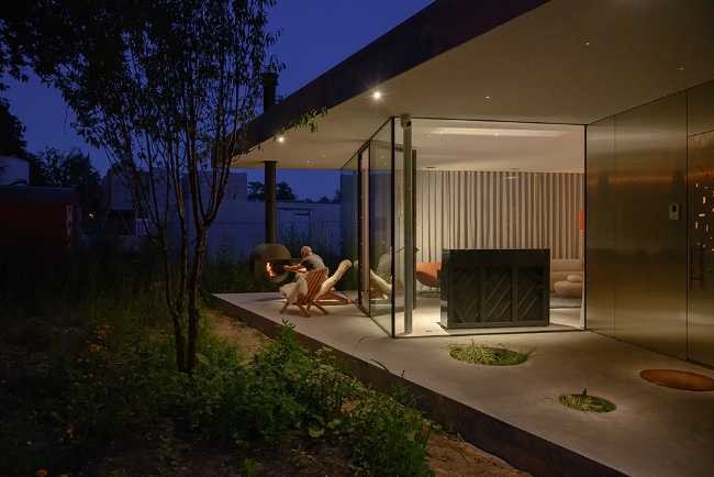 Villa located between the interior and exterior. Alternating open and closed volumes to maximize visual interaction