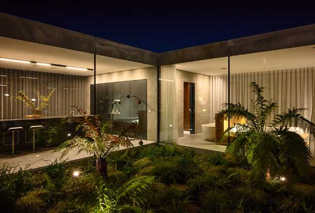 Villa located between the interior and exterior. Alternating open and closed volumes to maximize visual interaction