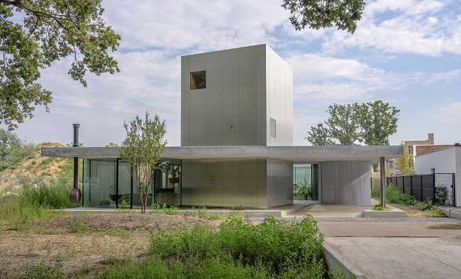 Villa located between the interior and exterior. Alternating open and closed volumes to maximize visual interaction