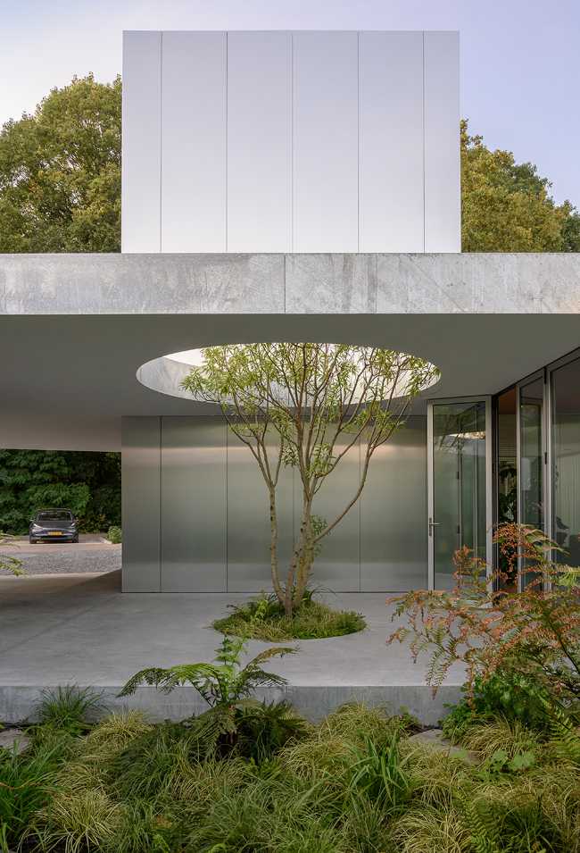 Villa located between the interior and exterior. Alternating open and closed volumes to maximize visual interaction