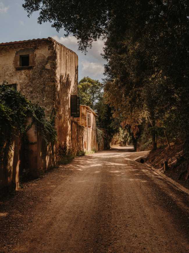 House in Catalonia. Local ceramics and stone as protagonists of the construction