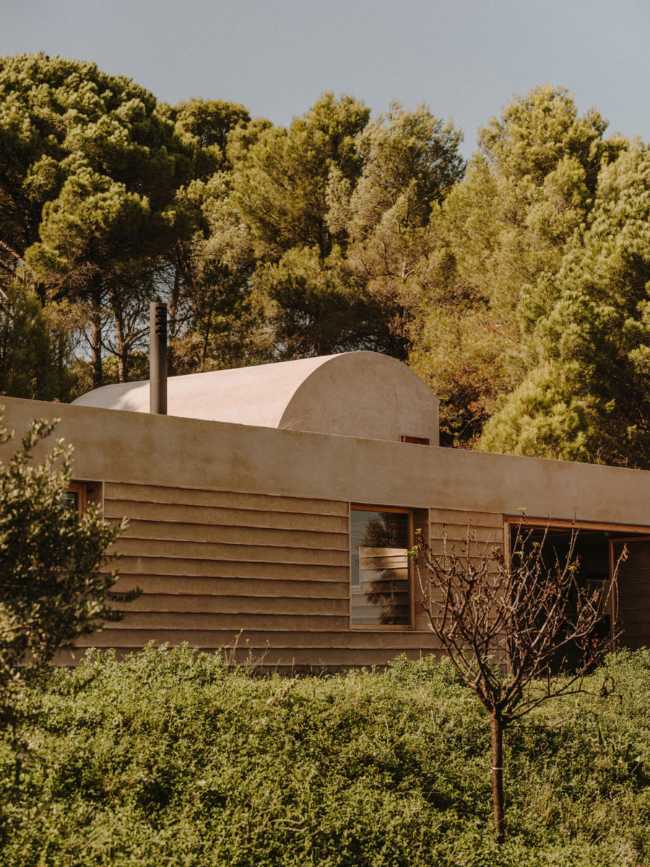 House in Catalonia. Local ceramics and stone as protagonists of the construction