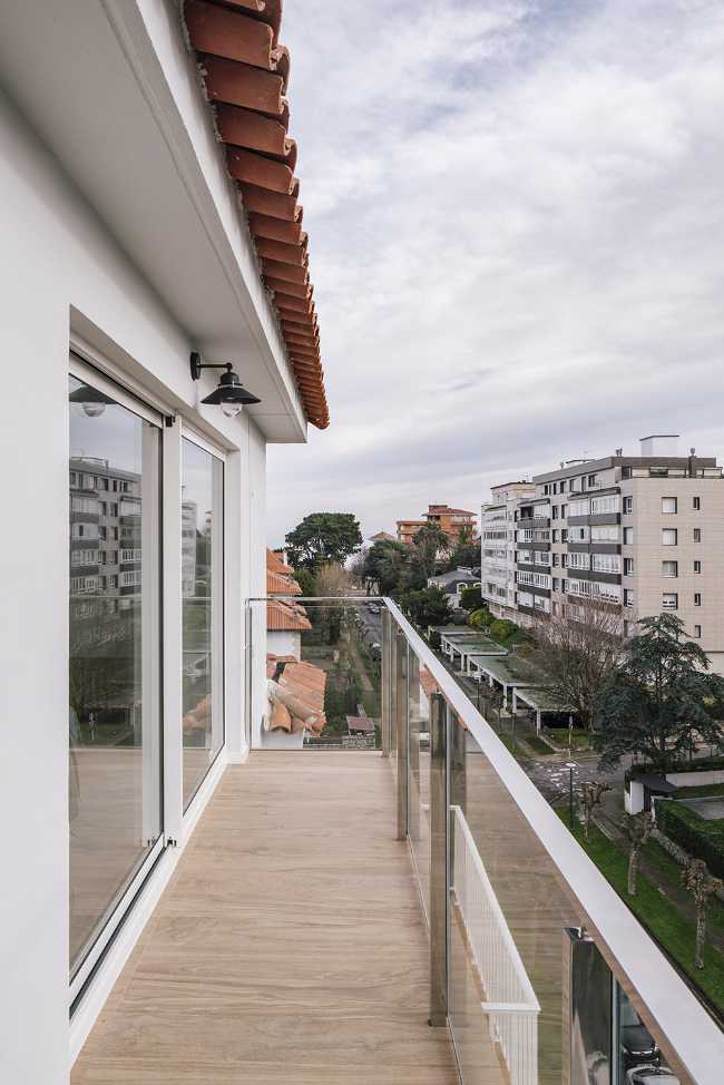 Renovated apartment in Spain. The new layout takes advantage of the views of the place
