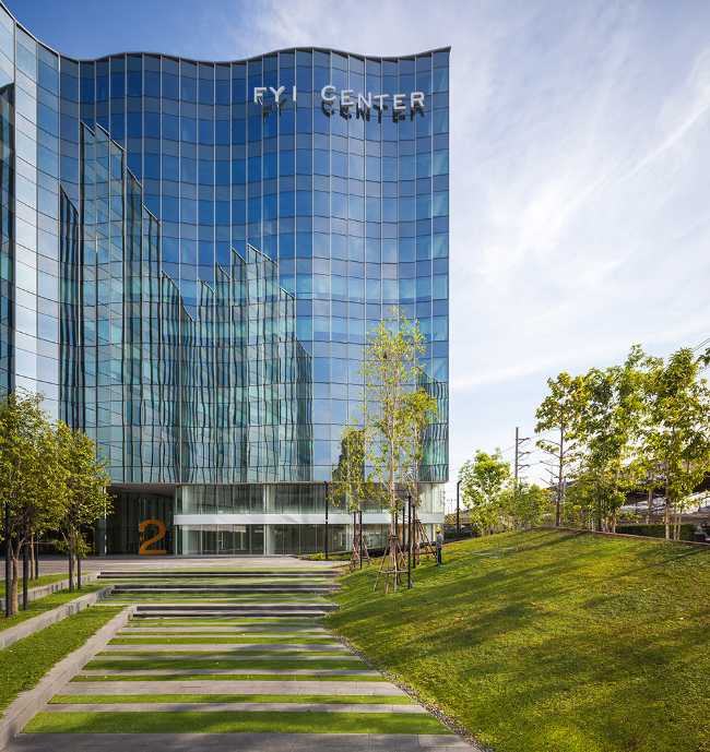 FYI Center in Bangkok. Multifunctional glass center with an undulating shape