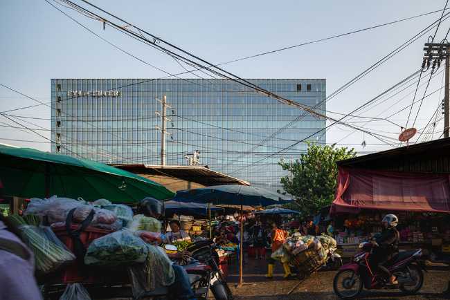 FYI Center in Bangkok. Multifunctional glass center with an undulating shape