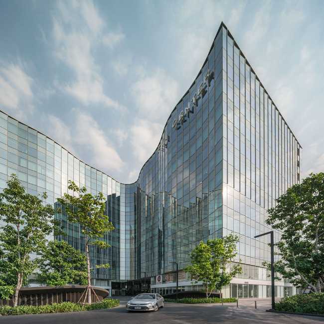 FYI Center in Bangkok. Multifunctional glass center with an undulating shape