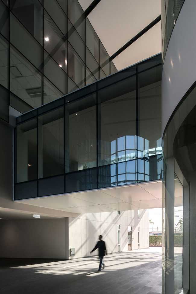 FYI Center in Bangkok. Multifunctional glass center with an undulating shape