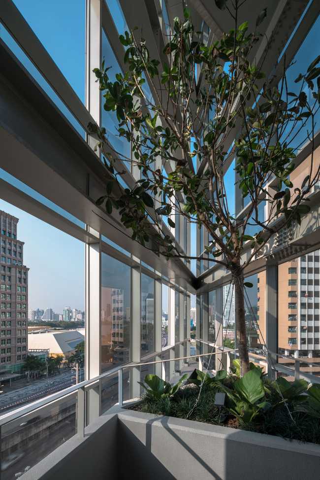 FYI Center in Bangkok. Multifunctional glass center with an undulating shape