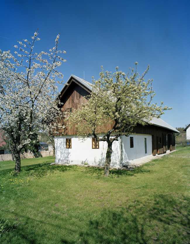Country house with picturesque character. Renovation and new living spaces