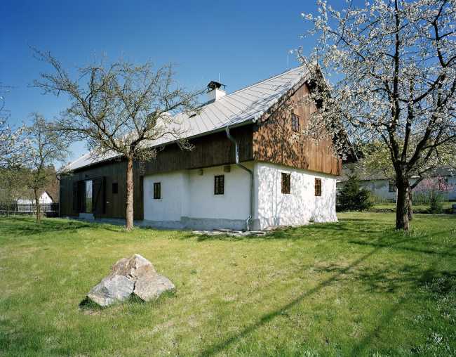 Country house with picturesque character. Renovation and new living spaces
